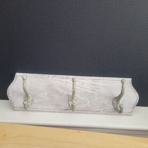 Shabby Chic Farmhouse Style Wood Rack with Metal Hooks Weathered White Finish